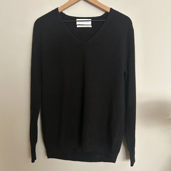 Everlane 100% The Cashmere Black V-Neck Sweater Size Medium - Picture 1 of 7